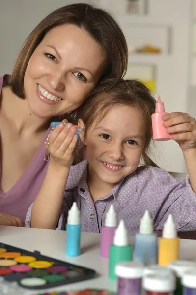 Mutter und kleines Mädchen malen — Stockfoto