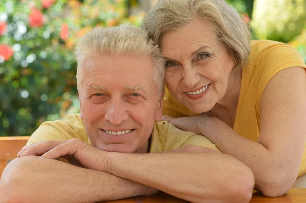 Pasangan senior duduk di taman hotel tropic — Stok Foto