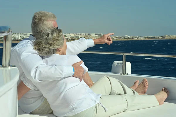 Senior pasangan memiliki naik perahu — Stok Foto