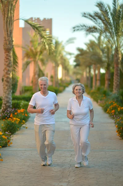 Pareja mayor en el resort — Foto de Stock