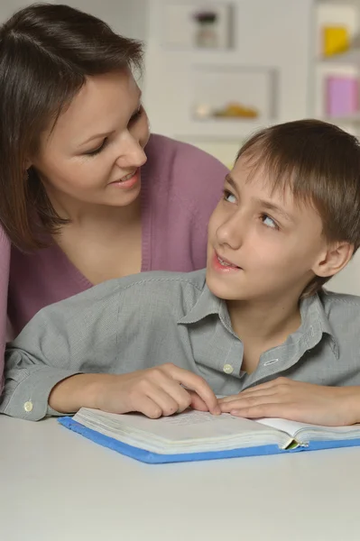 Moeder met haar zoon huiswerk — Stockfoto