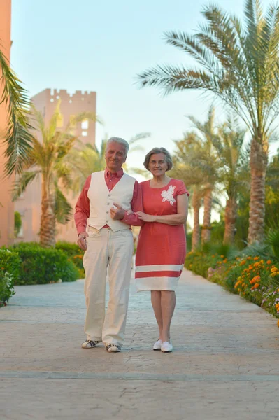 Pareja mayor en hotel resort — Foto de Stock