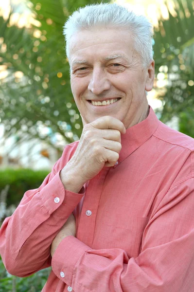 Elderly man in park — Stock Photo, Image