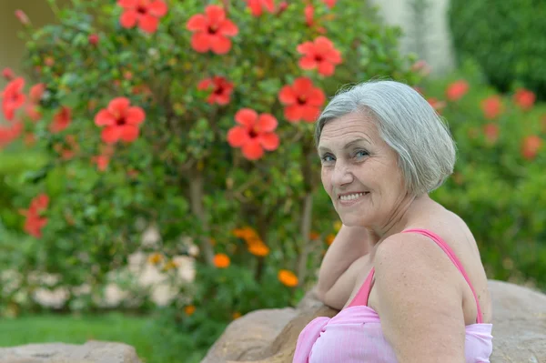 Vrouw met rode bloemen — Stockfoto