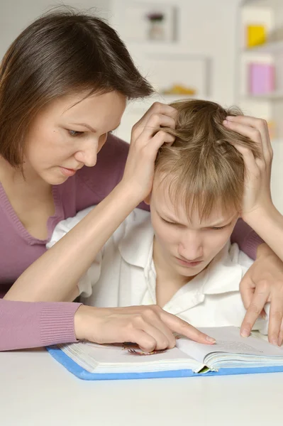 Mamma med hennes son göra läxor — Stockfoto