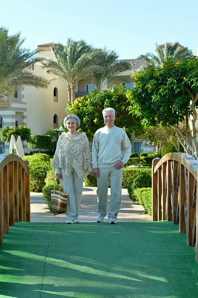 Seniorpar på hotel resort - Stock-foto