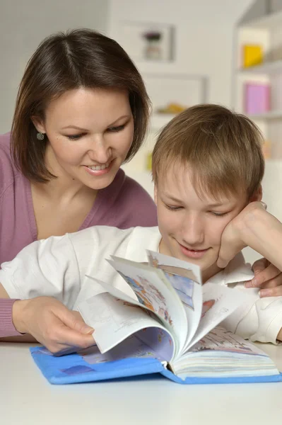 Madre con suo figlio che fa i compiti — Foto Stock