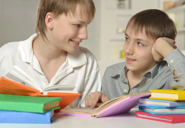 Dois irmãos fazendo lição de casa — Fotografia de Stock