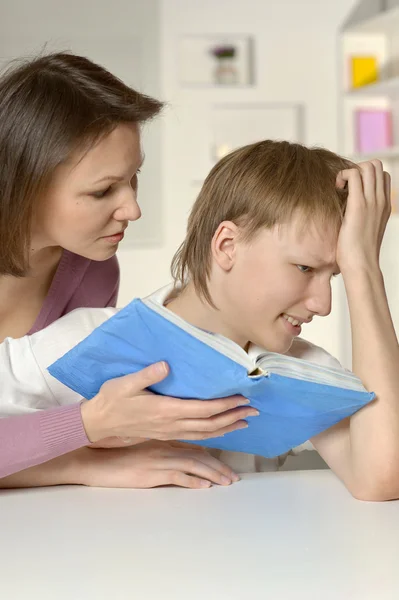 Madre con su hijo haciendo la tarea —  Fotos de Stock