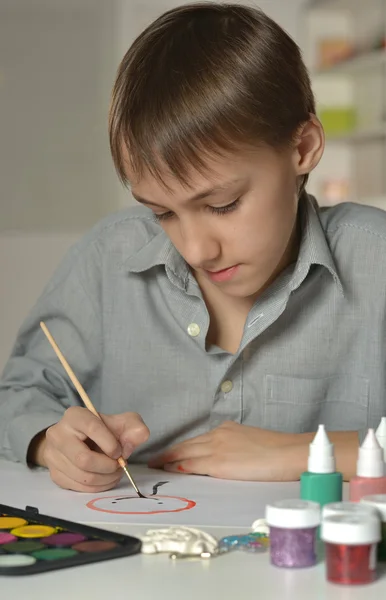 Мальчик рисует дома — стоковое фото