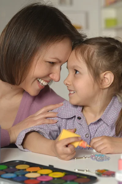 Madre y niña pintando —  Fotos de Stock