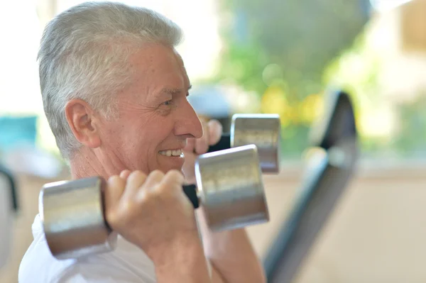 Uomo anziano in palestra — Foto Stock