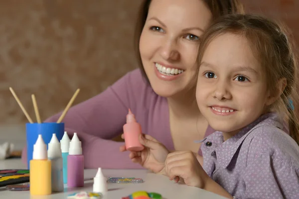 Mor och liten flicka målning — Stockfoto