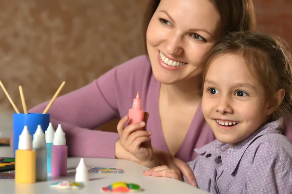 Mutter und kleines Mädchen malen — Stockfoto