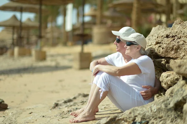 Pareja mayor en la playa — Foto de Stock