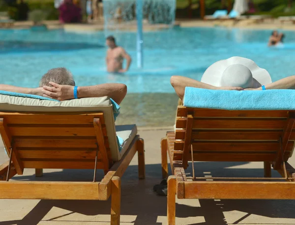 Elderly couple at pool — Stock Photo, Image