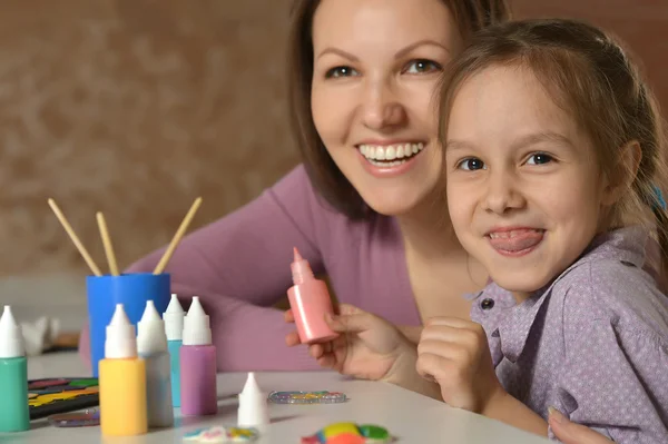 Mor och liten flicka målning — Stockfoto