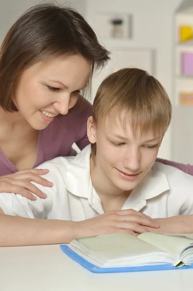 Mère avec son fils faisant ses devoirs — Photo