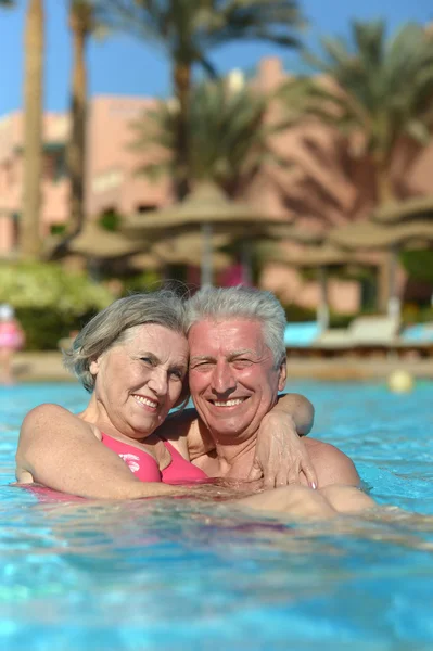 Couple senior à la piscine — Photo