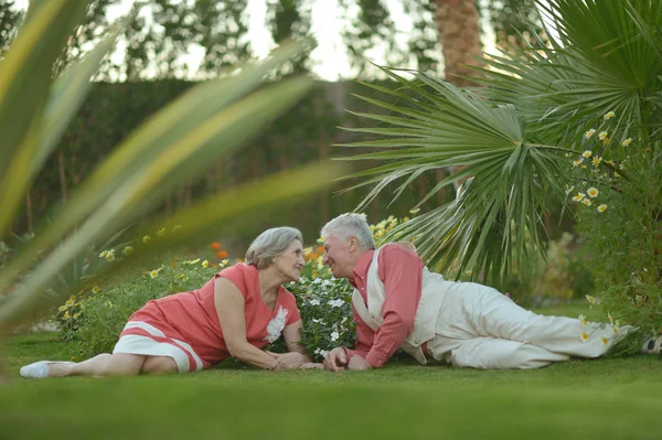 Amorevole coppia di anziani — Foto Stock