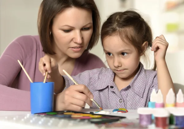 Mor och liten flicka målning — Stockfoto