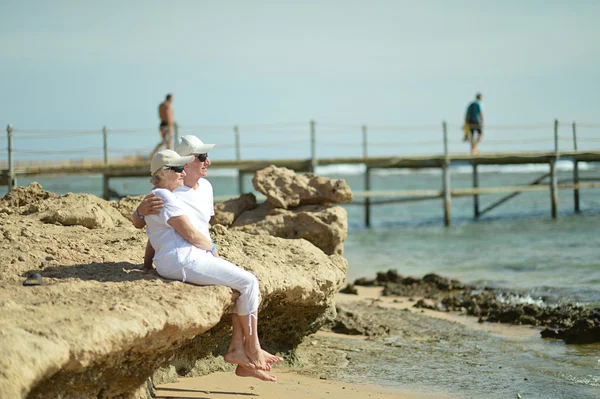 Older couple on beach — Stock Photo, Image