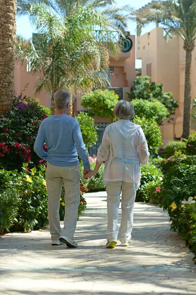 Äldre par på hotel resort — Stockfoto