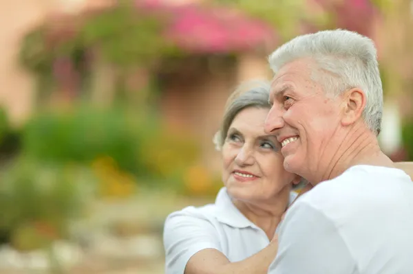 Senior koppel in het resort — Stockfoto