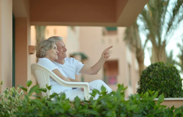 Senior couple sitting at tropic hotel garden — Stock Photo, Image