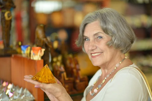 Senior vrouw bij souvenir winkel — Stockfoto
