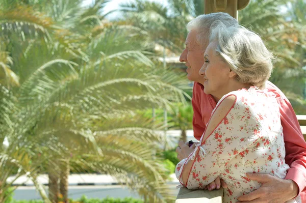 Amorevole coppia di anziani — Foto Stock