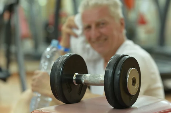 Älterer Mann in einem Fitnessstudio — Stockfoto