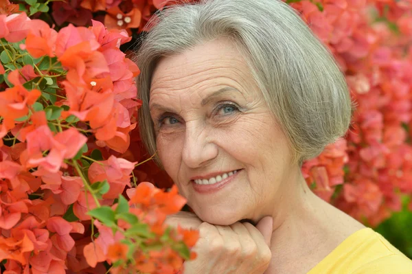 老女人用鲜花 — 图库照片
