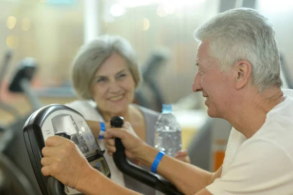 Älteres Paar in einem Fitnessstudio — Stockfoto