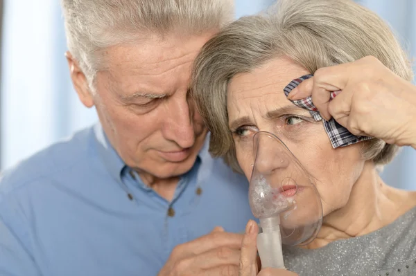 Bejaarde echtpaar met inhalator — Stockfoto
