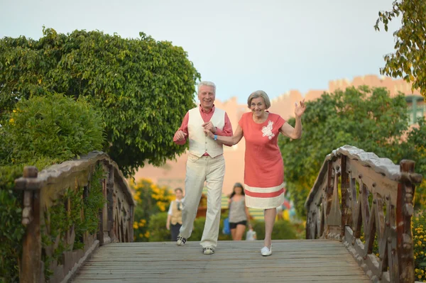 Seniorpar på hotell – stockfoto