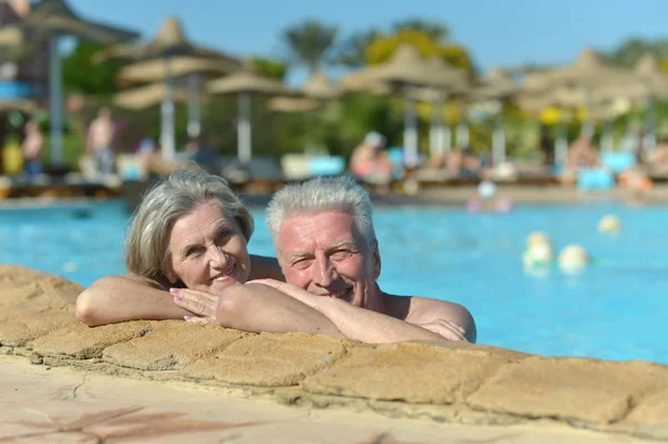 年长夫妇在游泳池 — 图库照片