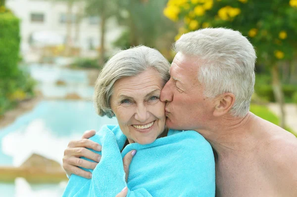 Amusing elderly couple in pool — Stock Photo, Image