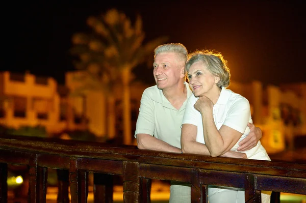 Casal velho agradável no resort — Fotografia de Stock