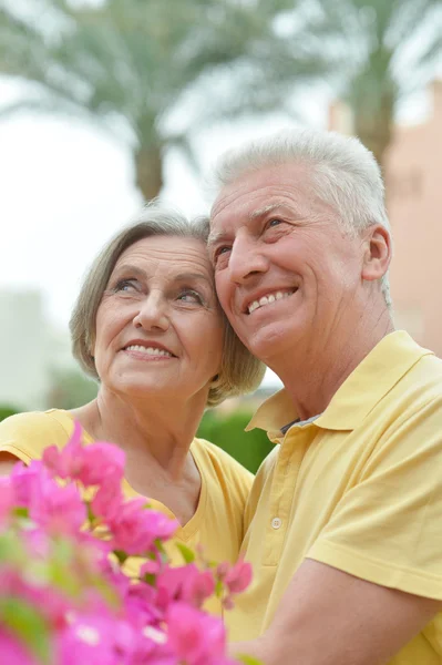 Amorevole coppia di anziani — Foto Stock