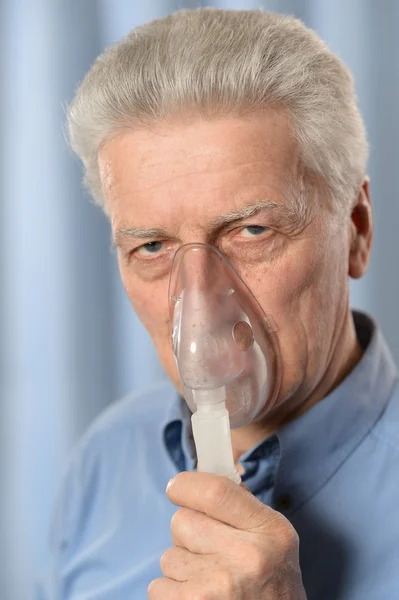 Älterer Mann inhaliert — Stockfoto