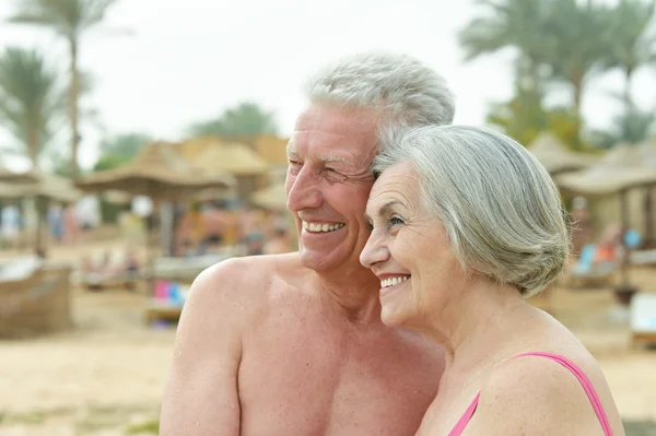 Amusing elderly couple on a beach — Stock Photo, Image