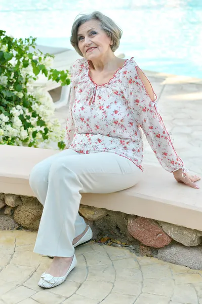 Starší žena v resortu — Stock fotografie