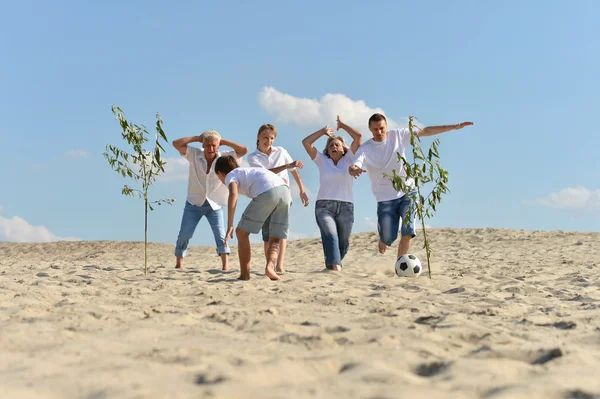 Familie spielt Fußball — Stockfoto