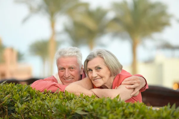 Pareja mayor en el resort — Foto de Stock