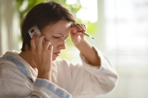 Jonge vrouw oproep — Stockfoto