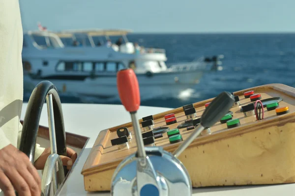 Hands of skipper — Stock Photo, Image