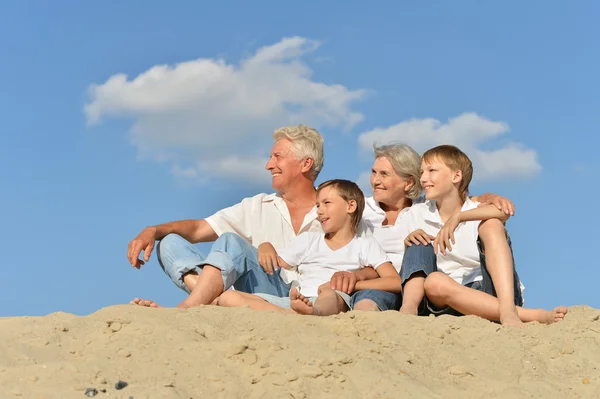 Gelukkig gezin op strand — Stockfoto