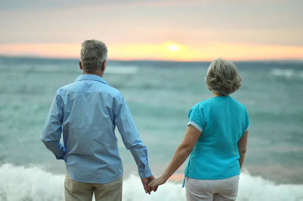 Divertente coppia anziana su una spiaggia — Foto Stock