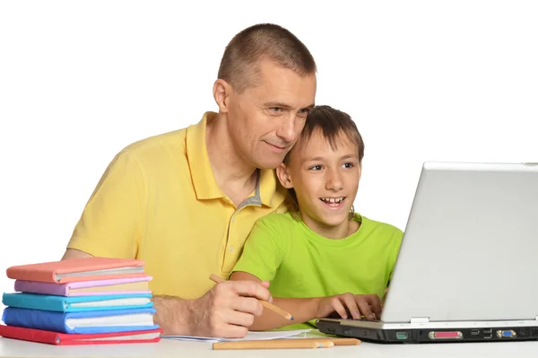 Chlapec dělat domácí úkoly s otcem — Stock fotografie